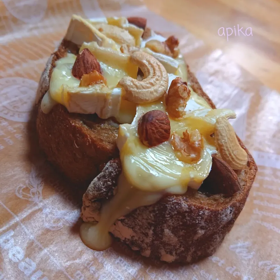 ブリーチーズとナッツのトースト|あぴかさん