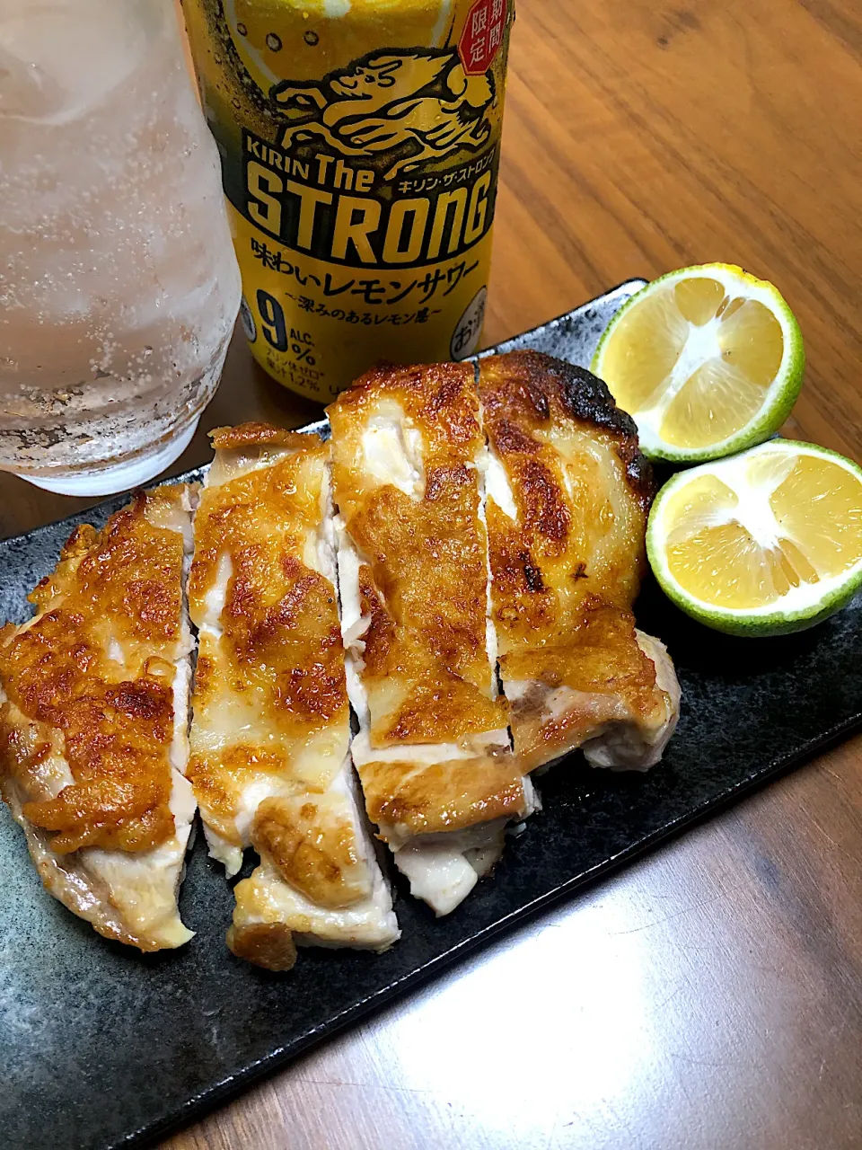 Snapdishの料理写真:にゃあさんアップの鶏もも肉の塩焼きスダチを見習って塩焼きカボス🍻|ラックさん