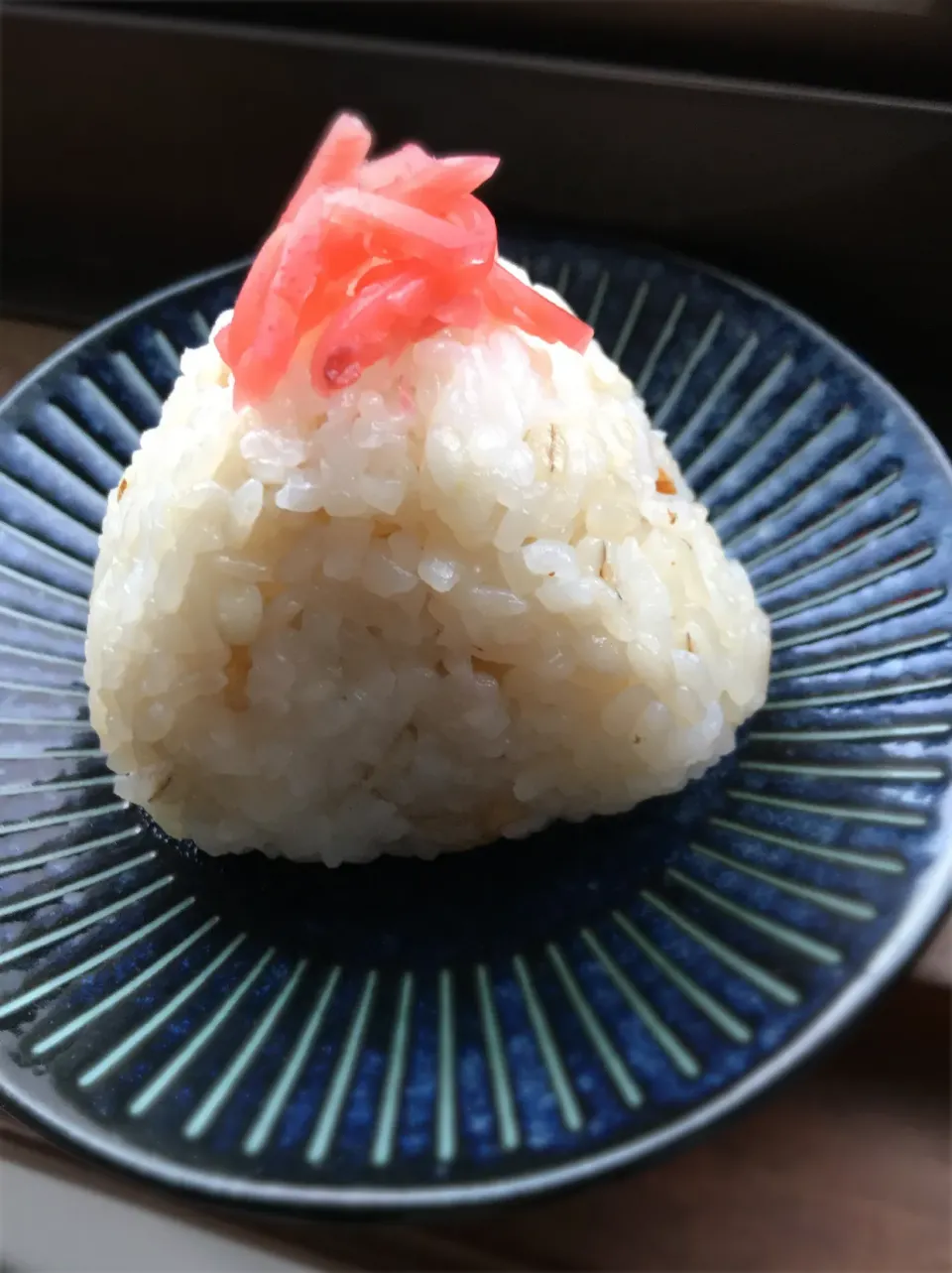 だし醤油＋天かす おにぎり🍙 紅ショウガ乗せ😆✨|めぐぐさん