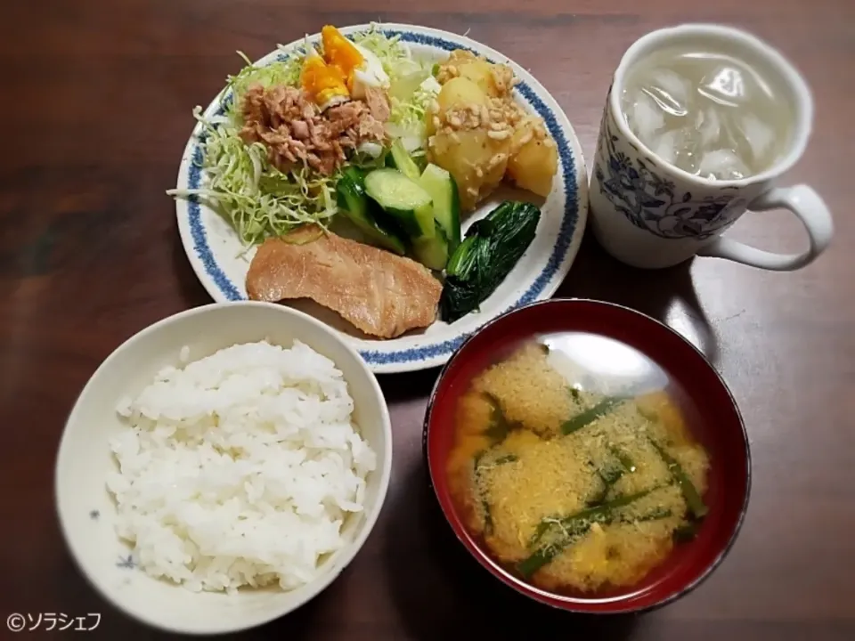 Snapdishの料理写真:今日の晩ご飯だよ(*^^*)
★マグロのバター醤油焼き
★鶏ひき肉とじゃがいもの煮物
★きゅうりの浅漬け
★ほうれん草のおひたし
★ツナとゆで卵のサラダ
★ニラと卵の味噌汁|ソラシェフさん