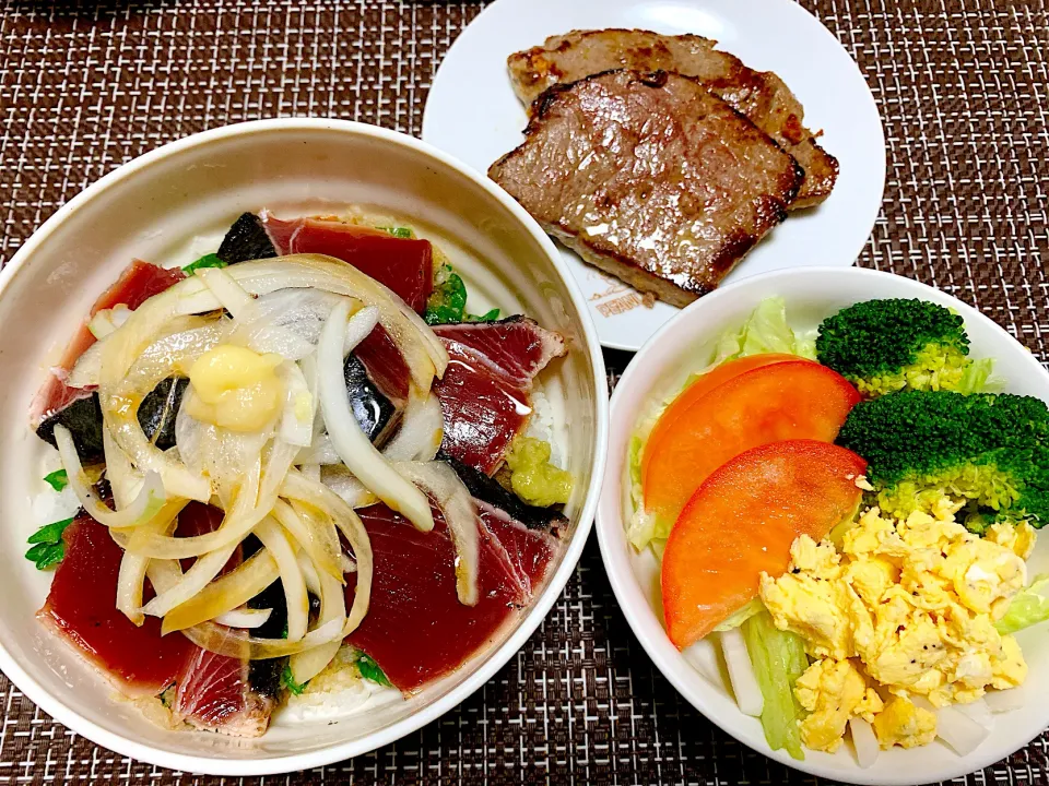 Snapdishの料理写真:鰹のタタキ丼🐟豚モモステーキ、サラダ🥗|くろねこっく🐈‍⬛さん