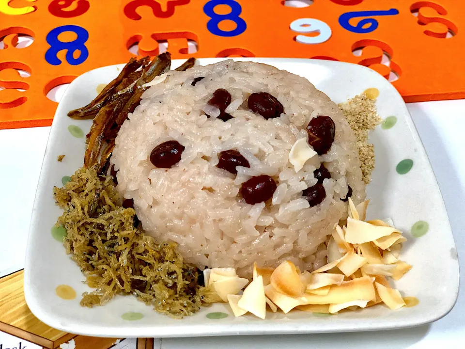 Snapdishの料理写真:Sticky rice with crisps|Moe Moe Thandarさん