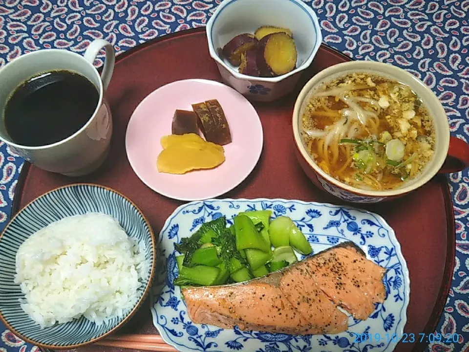 よねばーばの朝ごはん
焼き鮭とチンゲン菜添え
半田麺の玉子の汁
さつま芋の甘辛煮
漬物
コーヒー、ご飯、|yoneばーばさん