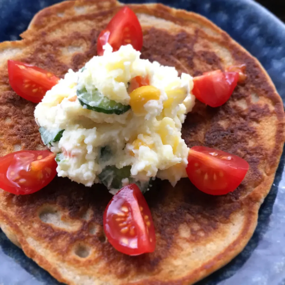 ポテトサラダ🥗乗せパンケーキ🥞🍅🍴         雑穀入り玄米パンケーキミックスを使用しました😊✨|めぐぐさん