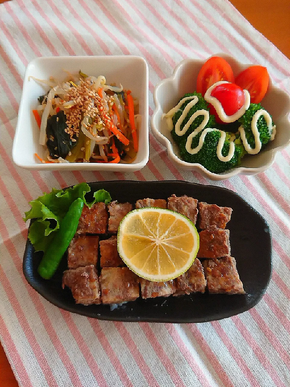 サイコロステーキ  もやしと小松菜のナムル  ブロッコリーとトマトのサラダ🍴|chikakoさん