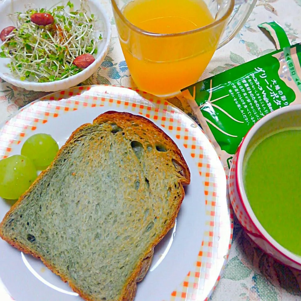 緑の朝食💚大地の彩りグリーンポタージュ、ヨモギ食パン、ブロッコリースプラウトサラダ、瀬戸ジャイアンツマスカット　ジュースはフルーツミックス|うたかた。さん