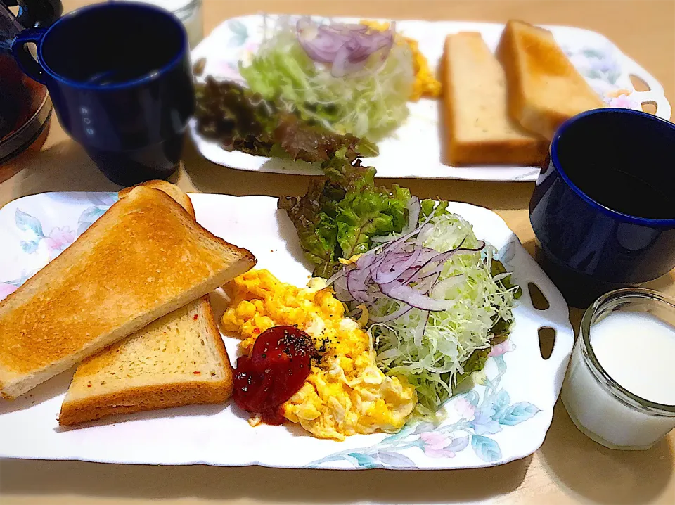 10/23(水) 朝食 #朝ごはん　•トースト/サラダ/スクランブルエッグ　•コーヒー|おさんどんさん