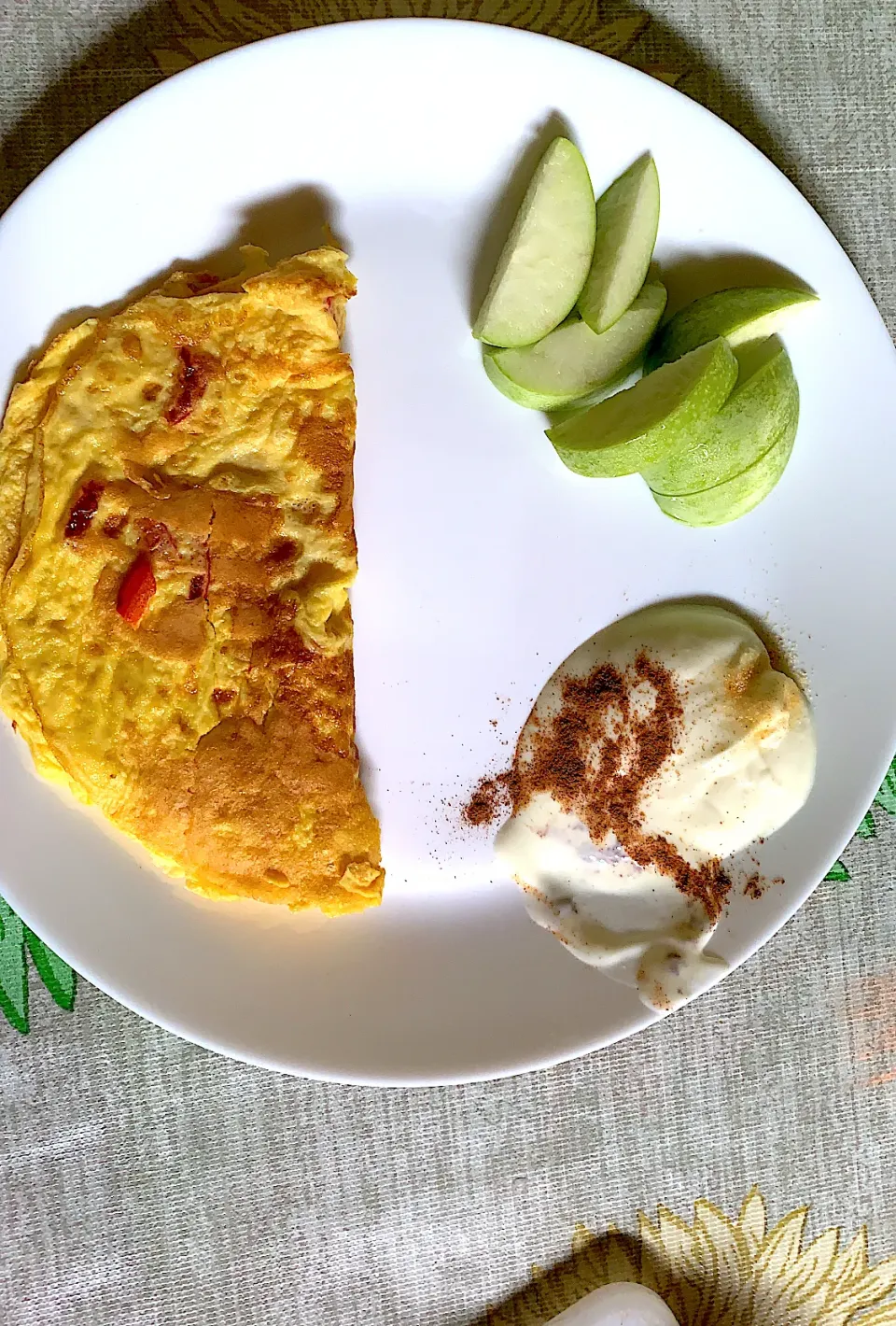 Omelette, green apple and greek yogurt for brekkie 😋|Aqilah Sallehさん