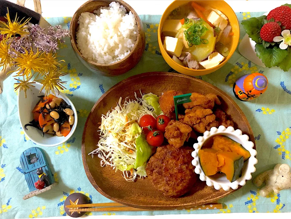 鳥の唐揚げ、ハンバーグ、かぼちゃの煮付け、ひじき豆の煮物、さつま汁|syamさん