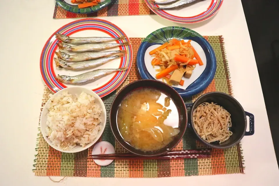 Snapdishの料理写真:今日の夕食 ししゃも、高野豆腐と切り干し大根の煮物、ポン酢えのき、麦ご飯、落とし卵の味噌汁|pinknari🐰🌈さん