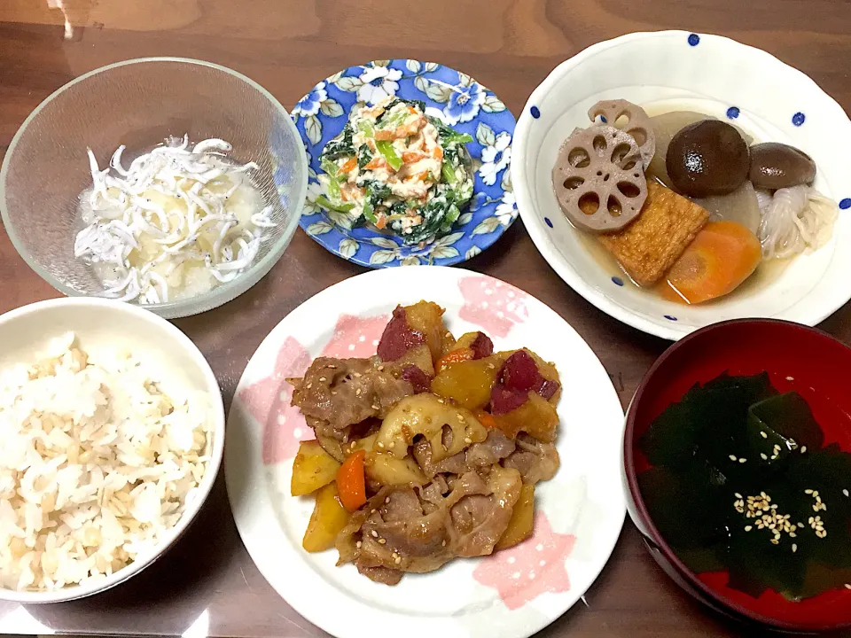 Snapdishの料理写真:豚と根菜の甘辛炒め わかめスープ 煮物 小松菜の白和え しらすおろし|おさむん17さん