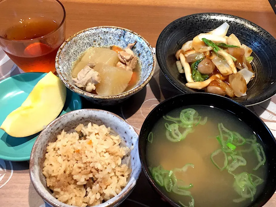 晩御飯
あさりの炊き込みご飯、たこ揚げと玉ねぎとしめじと小松菜の甘酢あんかけ、大根と人参と鶏肉の出汁煮、あさりの味噌汁、ふじリンゴ、ルイボスティー|かよちゃんさん