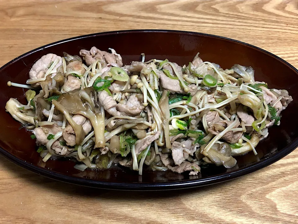 Snapdishの料理写真:今日の夕食　☆豚肉きのこの焼肉のたれ炒め|まぁたんさん