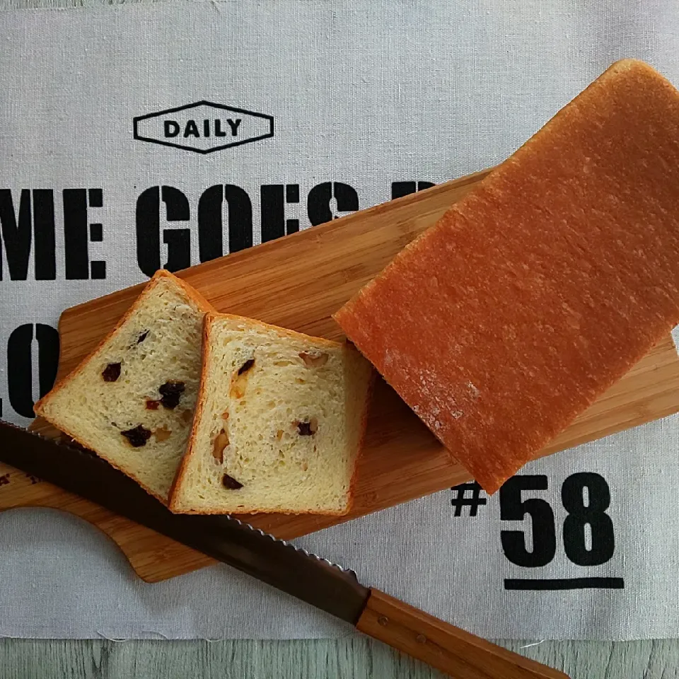 Snapdishの料理写真:ブリオッシュ風角食パン🍞胡桃とレーズン入り|真希さん