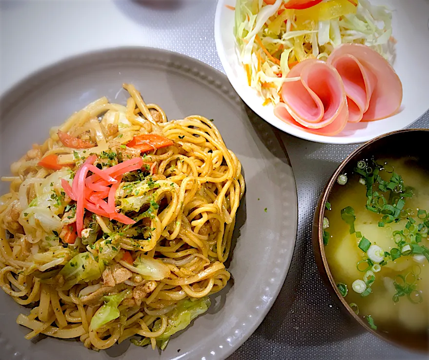 焼きそばday😄 おそばが少なかったのでうどんを足してちゃんぽんに😆🌈 ご馳走さまでした🙏☺️✨ ソースはオタフク❤️|めぐぐさん