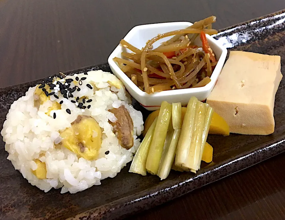 昼ごはん☀️☀️🔆断酒195日目                       無骨おにぎり（栗おこわ）  きんぴらごぼう   など|ぽんたさん