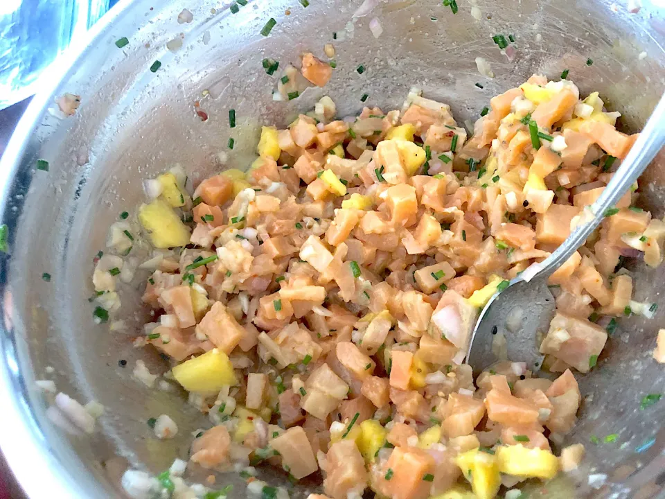 Salon tartare with pineapples and chive|tummyakissさん