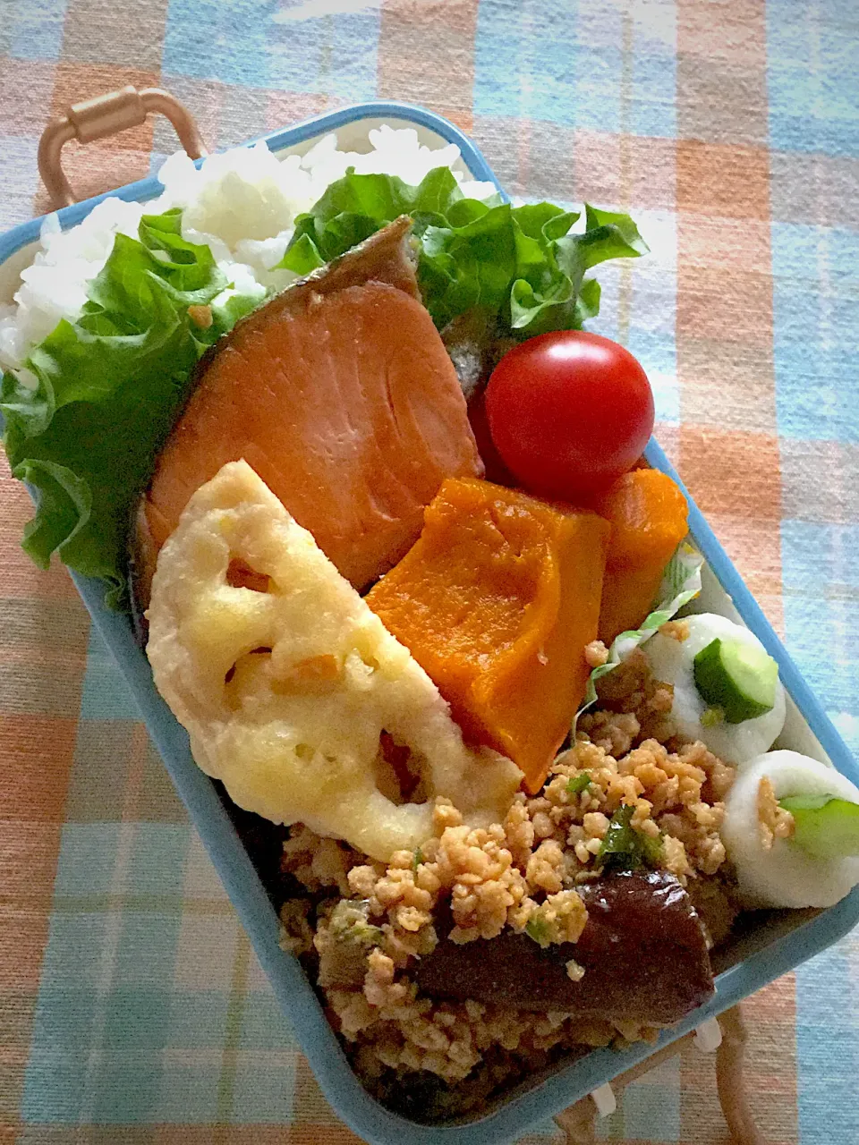 Snapdishの料理写真:長女の中学弁当　　鮭と麻婆茄子|yukoさん