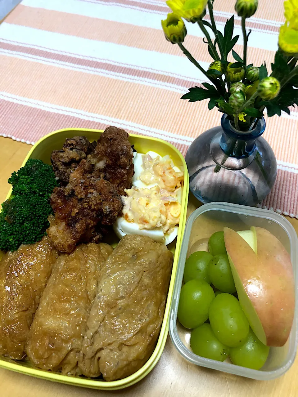 Snapdishの料理写真:いなり寿司　唐揚げ　卵サラダ　ブロッコリー🥦　フルーツ弁当。娘ちゃん体育祭。|Kumiko Kimuraさん