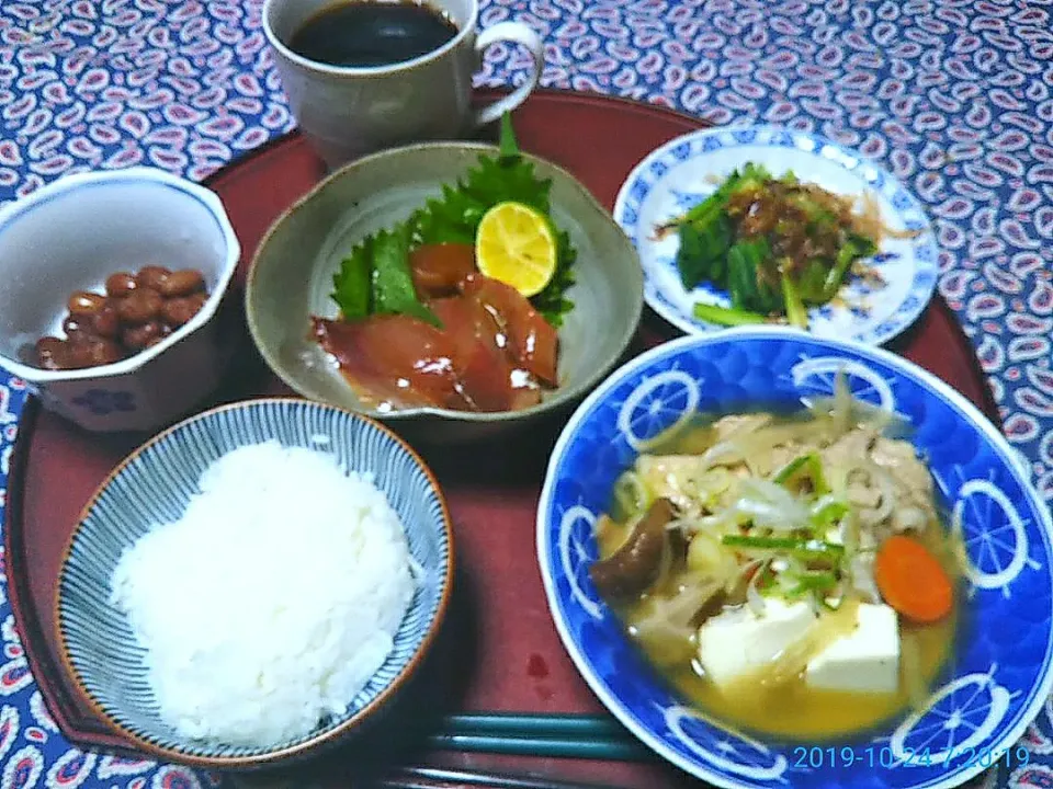 Snapdishの料理写真:よねばーばの朝ごはん
豚汁
はまちの醤油漬け
小松菜のお浸し
煮豆
ご飯、コーヒー|yoneばーばさん