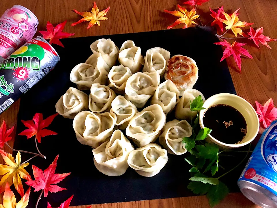 Snapdishの料理写真:✨焼き餃子✨🥟Fried “rose-shaped”gyoza dumplings 🥟|🌺Sanntina🌺さん