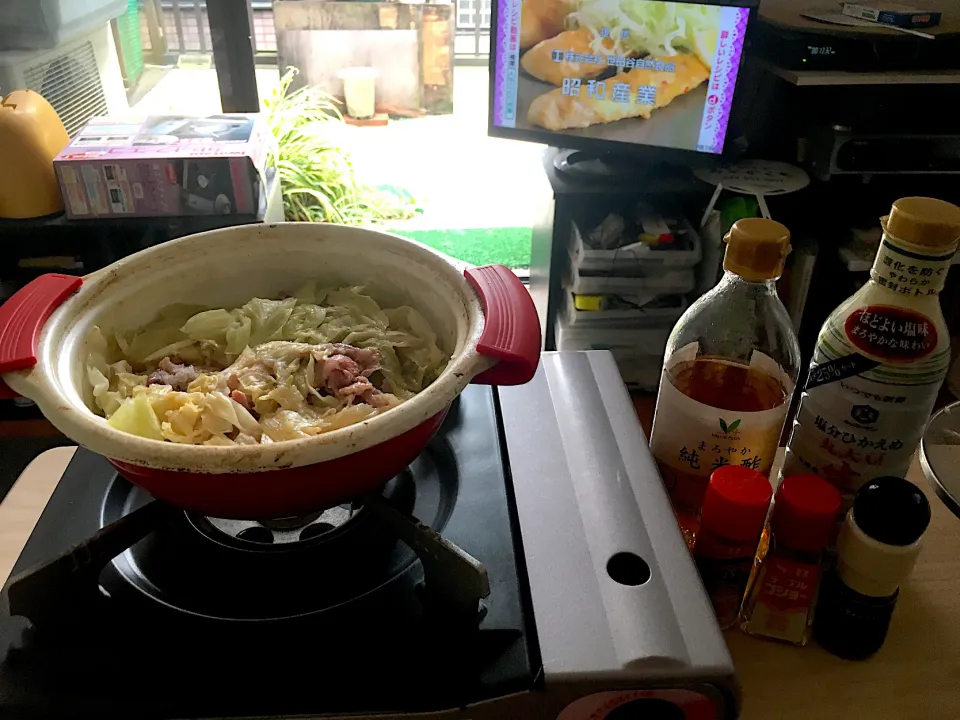 夜勤明け豚小間肉&キャベツ半分の無水鍋(日本酒のみ)を色々な調味料や香辛料で|Tarou  Masayukiさん