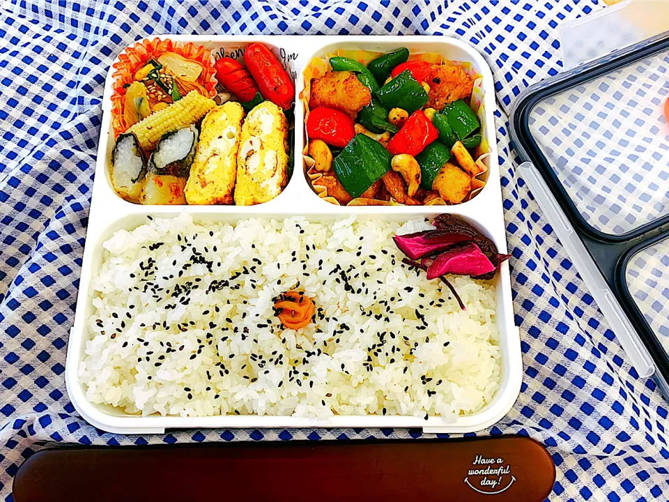 Snapdishの料理写真:鶏肉とカシューナッツ炒めのお弁当|たまごさん