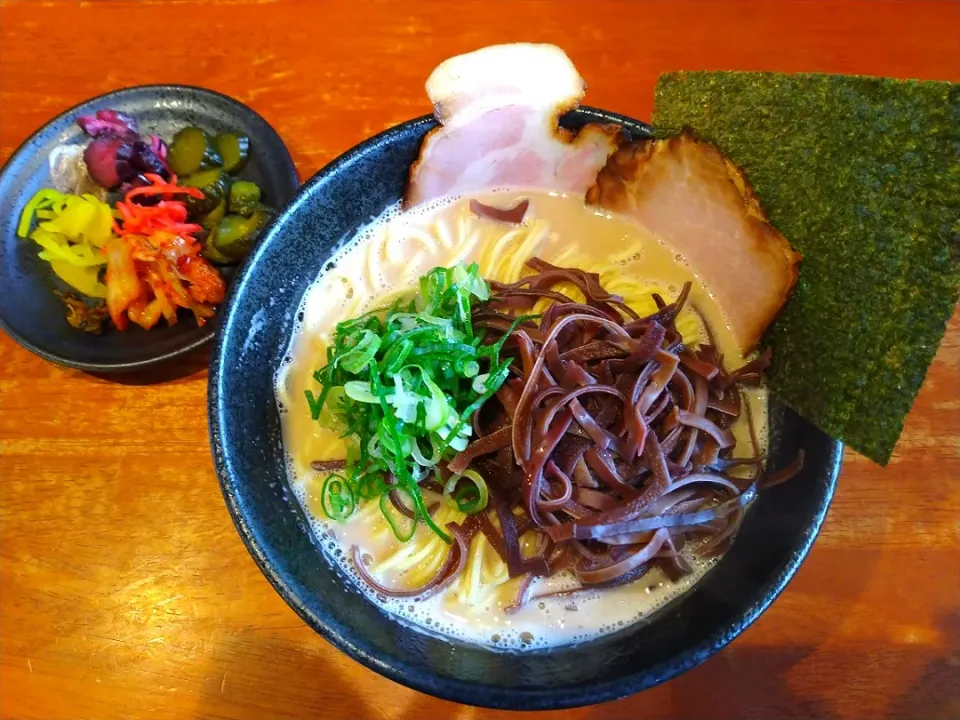 Snapdishの料理写真:ラーメン　池めん
濃厚豚骨ラーメン
麺大盛　きくらげトッピング|VTuber Leviさん