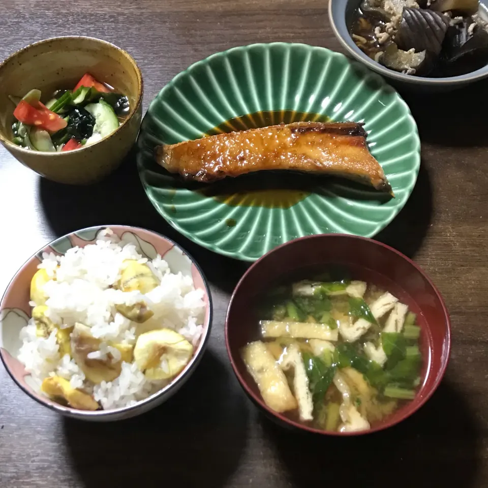 夕ご飯〜秋の食卓、栗ご飯、ブリの照り焼き、酢の物、茄子の煮物、味噌汁|perfuさん