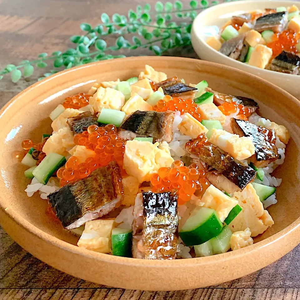 かおちゃんさんの料理 秋刀魚の蒲焼きちらし寿司弁当🍁|ユッキーさん