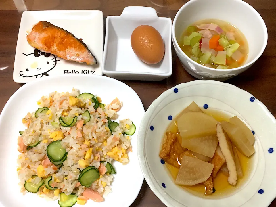 鮭ときゅうり卵のちらし寿司 大根とさつま揚げの煮物 あまり野菜のスープ 温玉 焼き鮭|おさむん17さん