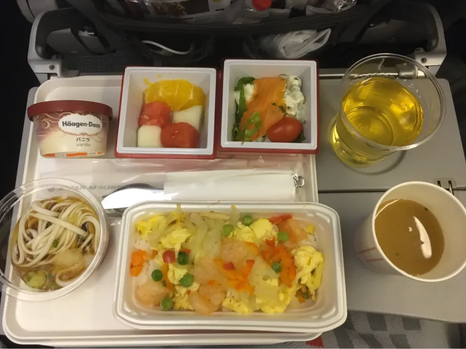 Snapdishの料理写真:北京4日目夕方、羽田空港へのフライトでJAL機内食|フージさん