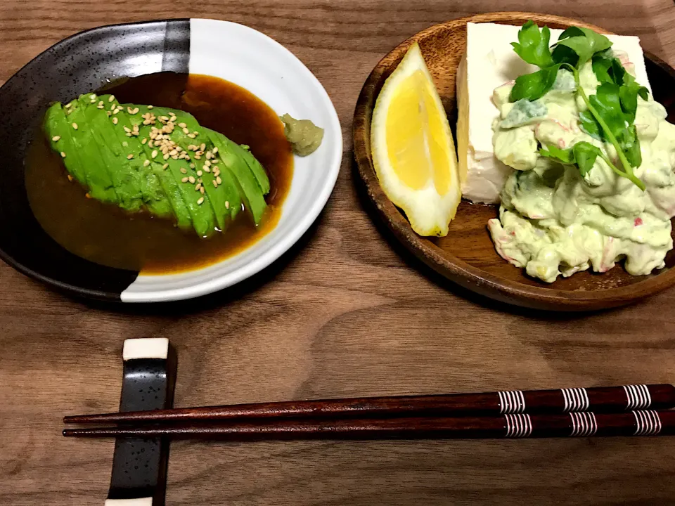 Snapdishの料理写真:アボカドとカニカマのせ冷奴、アボカドの刺身にんにく卵黄ダレ|Tak@さん