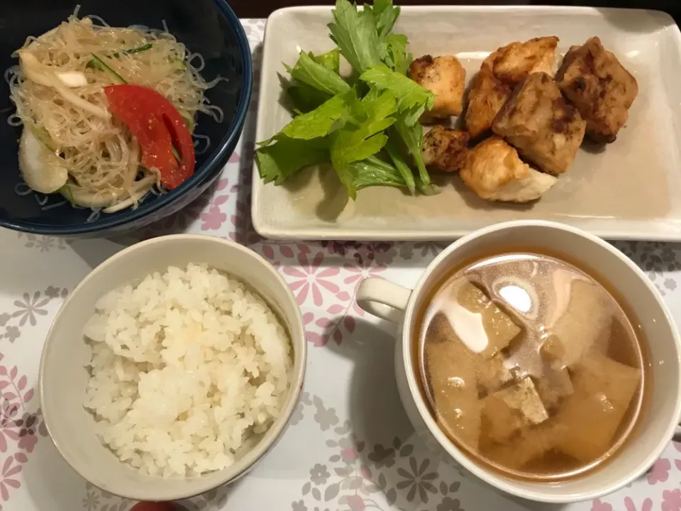 Snapdishの料理写真:きゅうりとトマトと春雨サラダ、大根と油揚げの味噌汁、鶏肉と高野豆腐の唐揚げ|さゆりさん