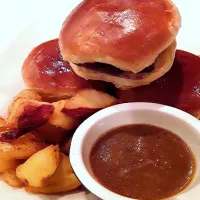 Filet Mignon Sliders w/ Atrigiano Vino Rosso (Wine Infused) Cheese, Fried Red & Yellow Yukon Potatoes and Bacon Au Jus|Hector Parraさん