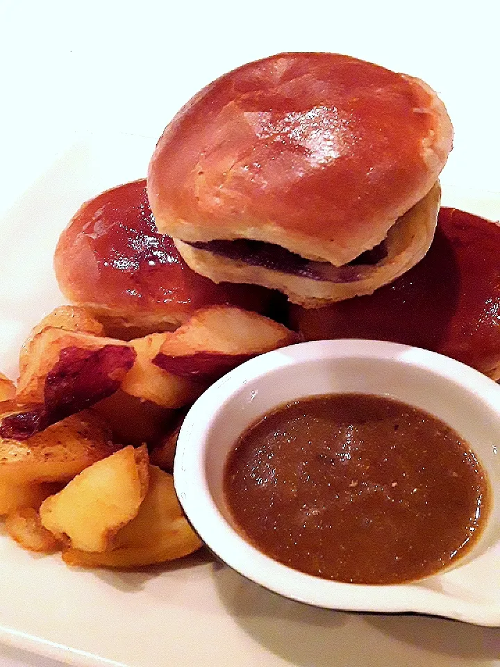 Filet Mignon Sliders w/ Atrigiano Vino Rosso (Wine Infused) Cheese, Fried Red & Yellow Yukon Potatoes and Bacon Au Jus|Hector Parraさん