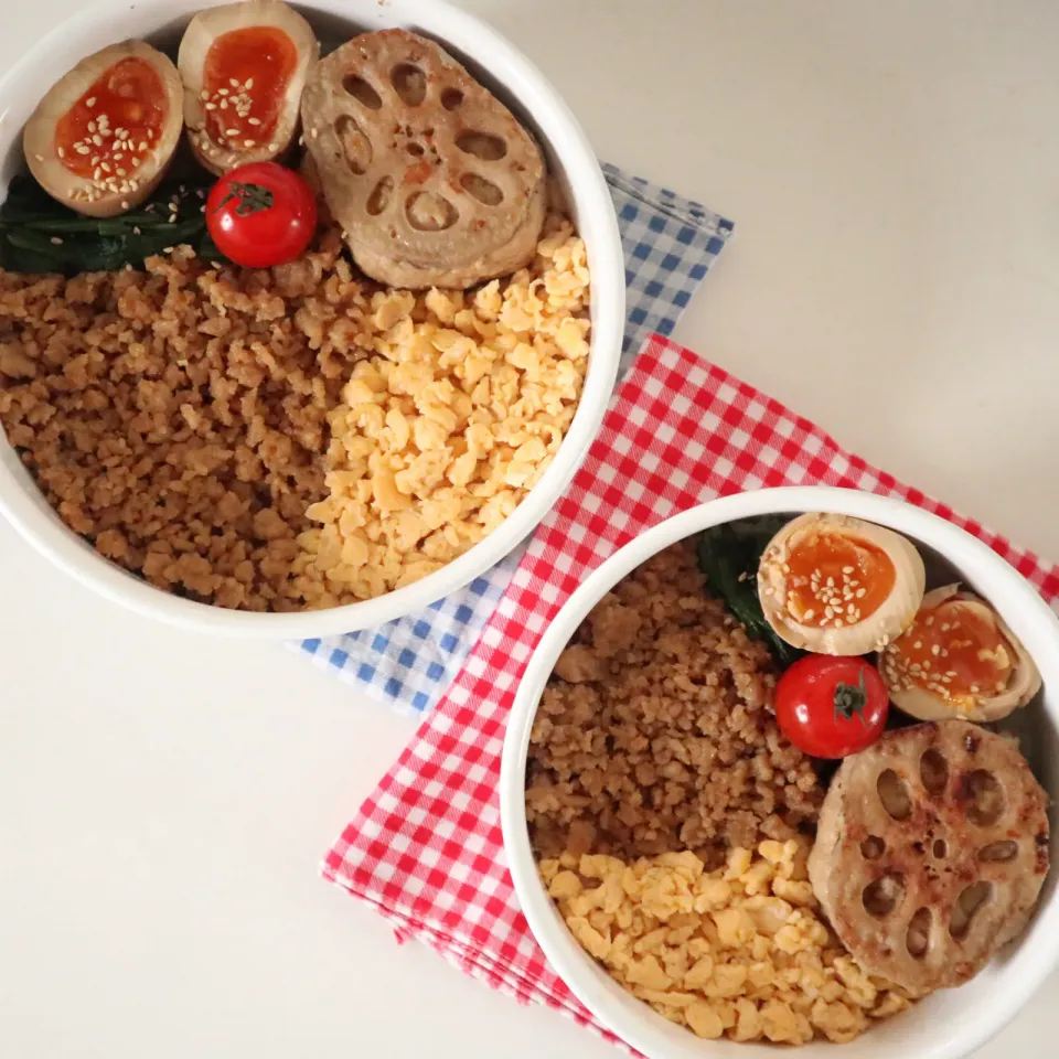 Snapdishの料理写真:中学生男子年子弁当🍱二色丼に近い三色丼😁|なかじー。さん