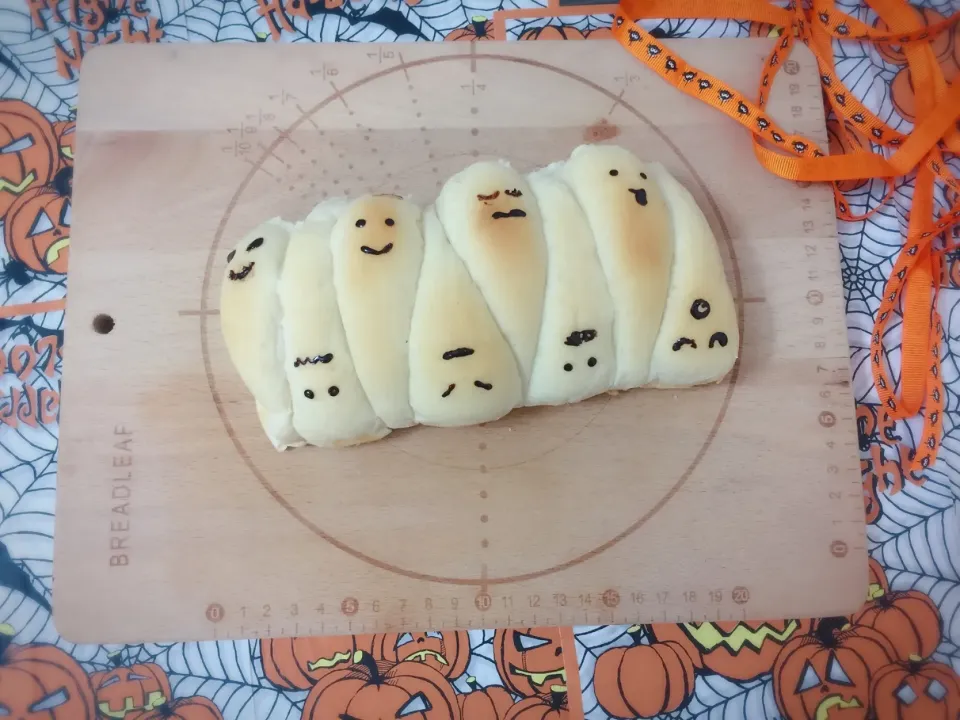 Snapdishの料理写真:おばけのちぎりパン👻|choyaumeshuさん