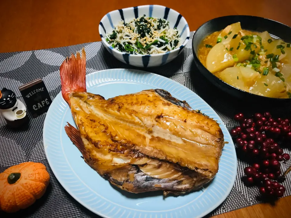 和食な晩ご飯😋🎶・・・☆赤魚の干物☆シーチキンと大根の炒め煮☆ほうれん草と釜揚げしらすのお浸し♪|バシュランさん