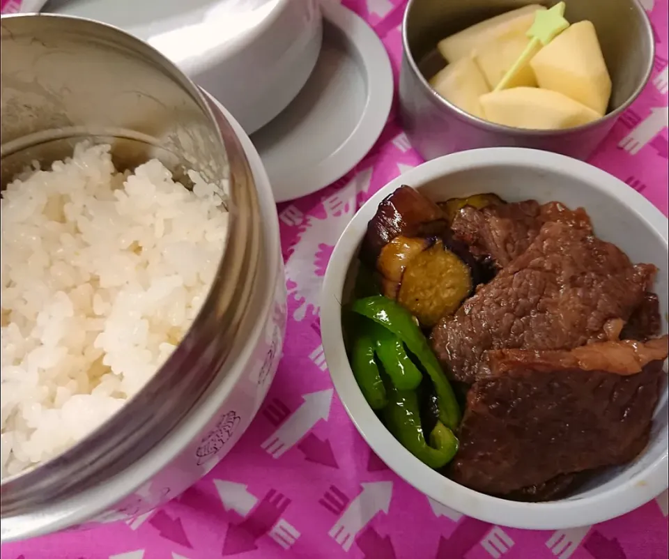 Snapdishの料理写真:🍚ほかほかご飯と焼肉の弁当🍚

🍖牛焼肉
🍖の下には茹でキャベツを敷き
🍆ナスとピーマン炒めを添えました。
🍎りんご|クロ母さんさん