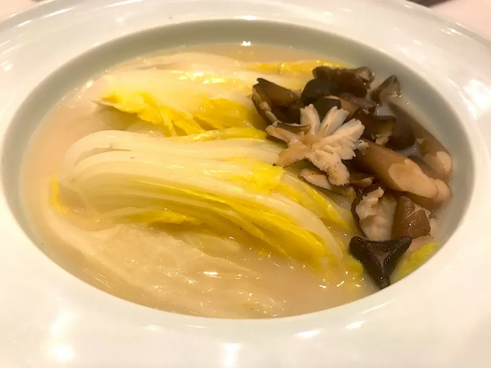 Poached cabbage in broth, termite mushrooms|Sky Blueさん