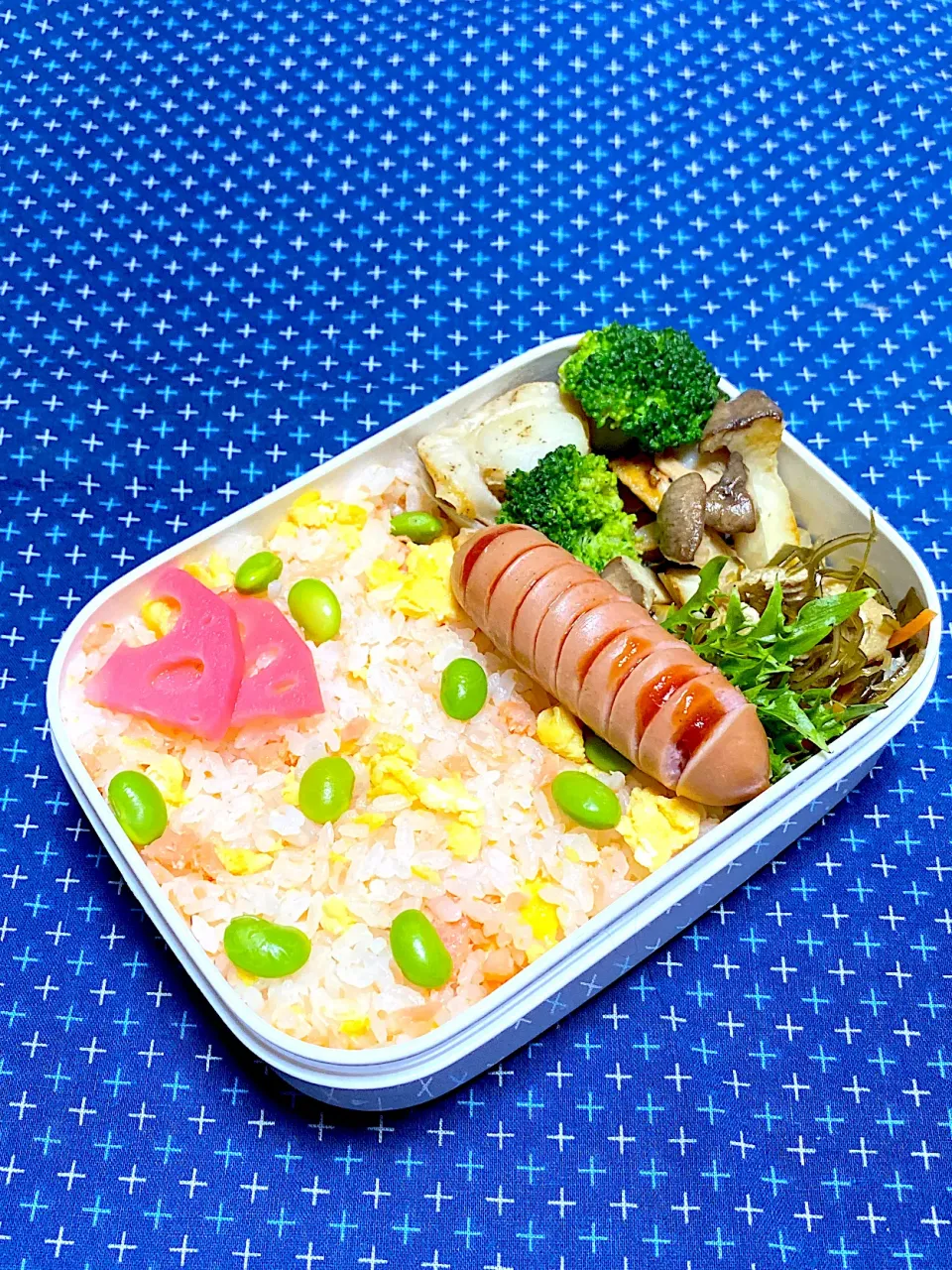 息子のお弁当(強制～自家製鮭フレークとレンチンたまごの混ぜご飯😬)|かあたんさん