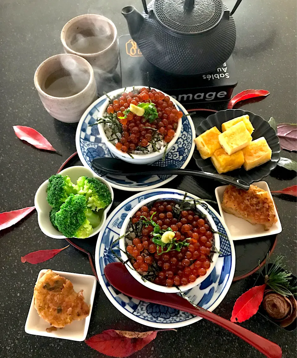 いくら丼囲む朝ご飯|シュトママさん