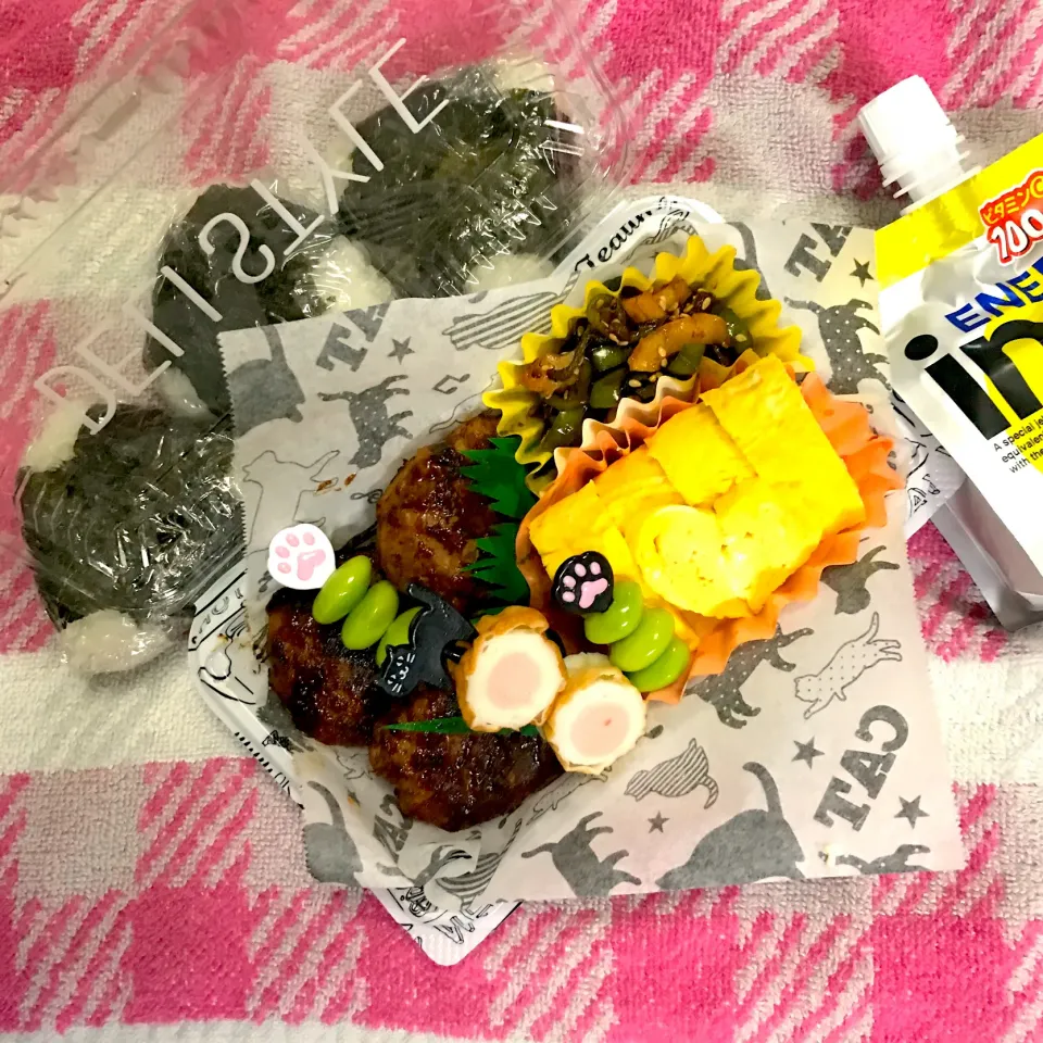 Snapdishの料理写真:おにぎり弁当〜紅生姜おにぎり・塩昆布おにぎり・カツオ醤油おにぎり・椎茸入ハンバーグ・玉子焼き・竹輪ピーマン甘辛・ハムちー・枝豆|華恋さん