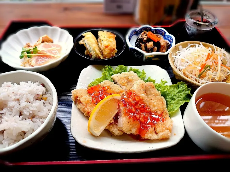 昨日のランチ☀️🍴は、豚ロースの竜田揚げ♪
鶏のたたき、ひじき煮、カボチャのチーズ挟み揚げ、スープ、コーヒーゼリー。|yokoさん