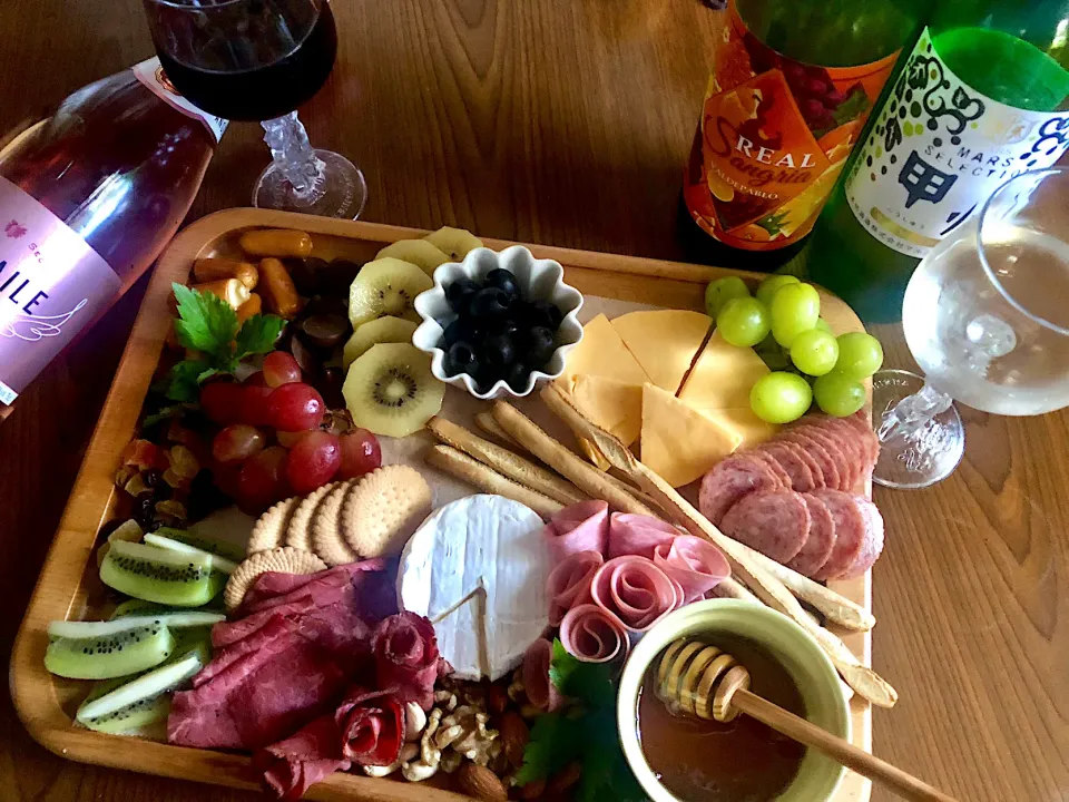 ✨お酒の友プレート✨飲むより食べるかなぁ😅✨simple meat & cheese platter✨🥂🧀🍻|🌺Sanntina🌺さん