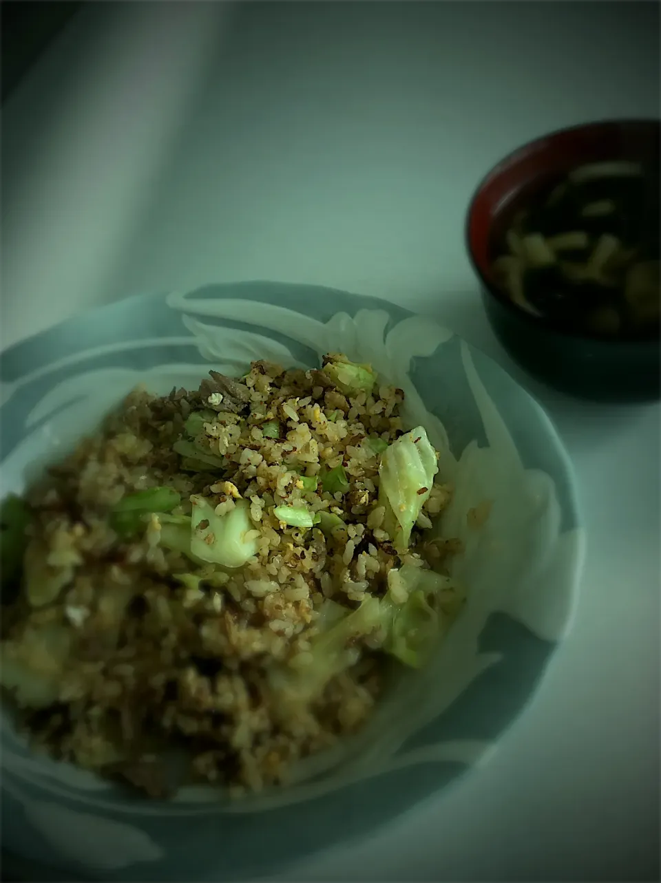 牛肉とキャベツの麻辣炒飯、しめじとワカメのスープ|mayさん