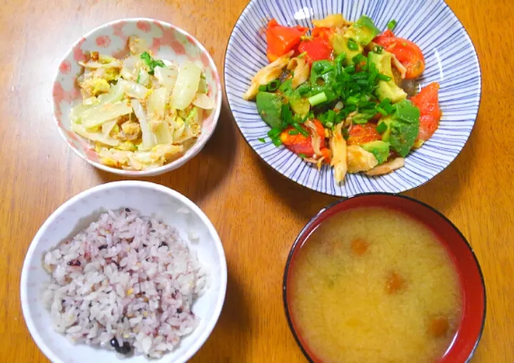 Snapdishの料理写真:１０月２１日　鮭とアボカドの香味だれ　白菜サラダ　なめことわかめのお味噌汁|いもこ。さん