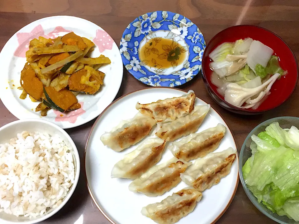 餃子 韓国風サラダ 白菜と舞茸のスープ 根菜甘酢ホットサラダ|おさむん17さん