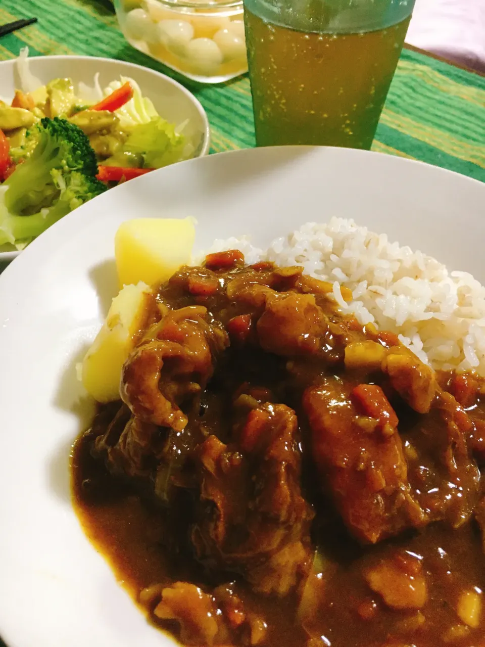 牛すじカレーとアボカドサラダ|マイキーさん